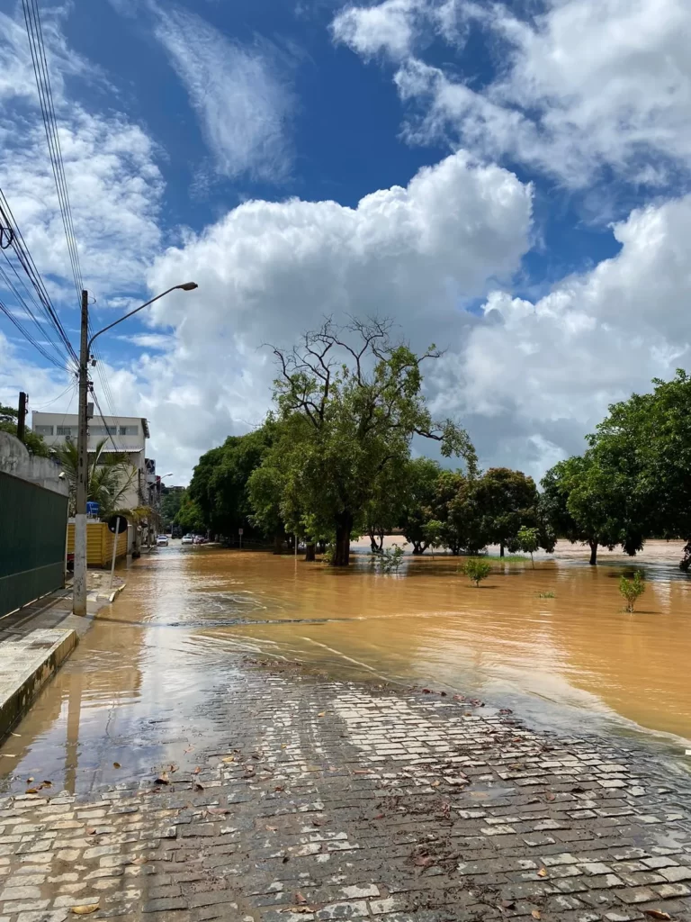 Rio Muriaé transborda e continua subindo em Itaperuna, RJ, após chuva