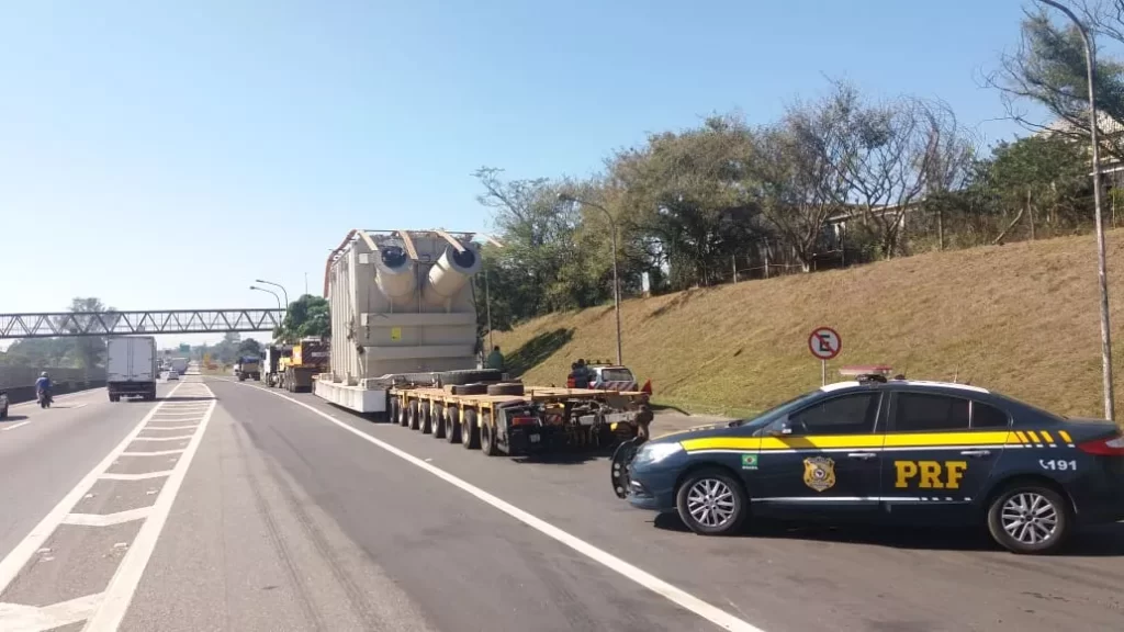 Caminhão com transformador de 480 t volta a circular pela Via Dutra, no Sul do RJ