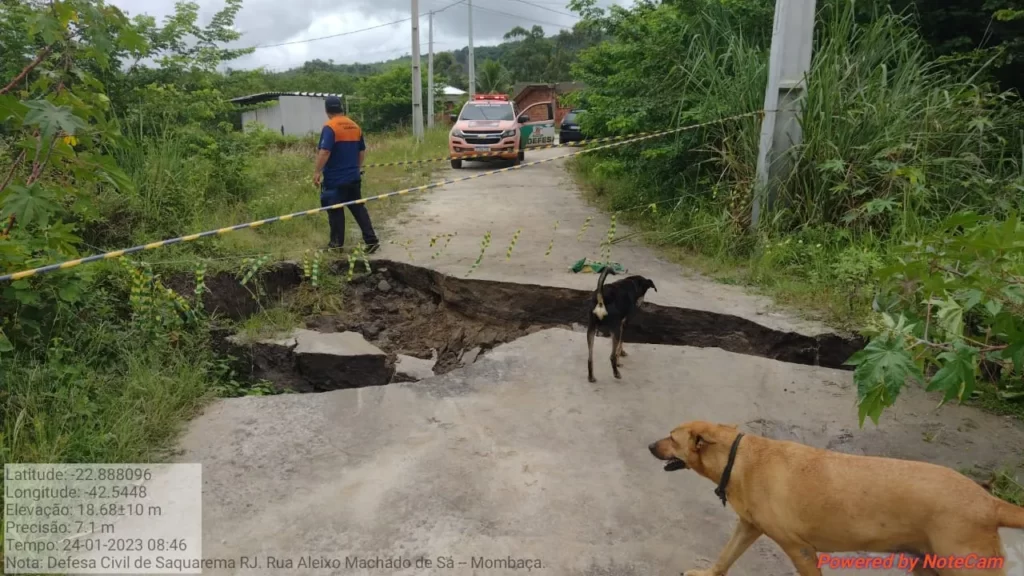 Parte de rua cede após chuvas em Saquarema, no RJ