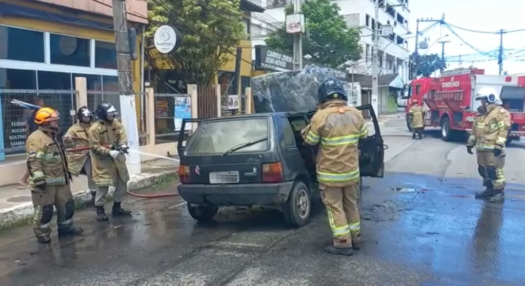 Carro pega fogo em avenida de Macaé; motorista, esposa e filho escapam ilesos