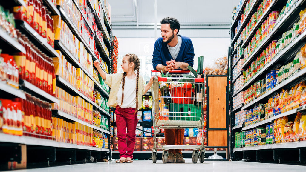 Supermercados podem ser obrigados a oferecer produtos grátis para quem encontrar data de validade vencida