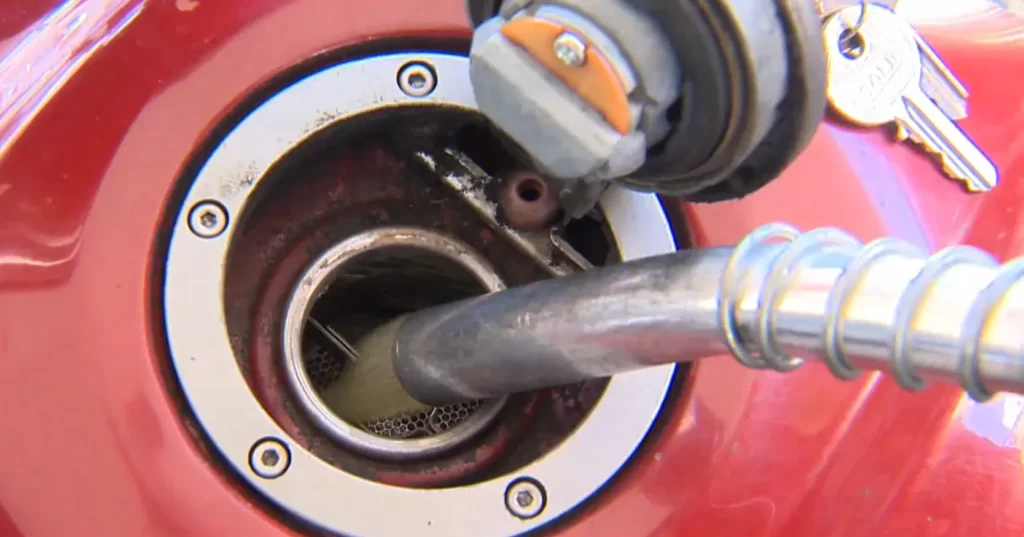 Litro da gasolina cai a R$ 5,08 nos postos, diz ANP