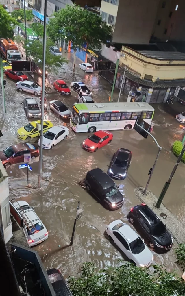 Rio entra em estágio de atenção e tem chuva forte nas zonas Norte e Oeste