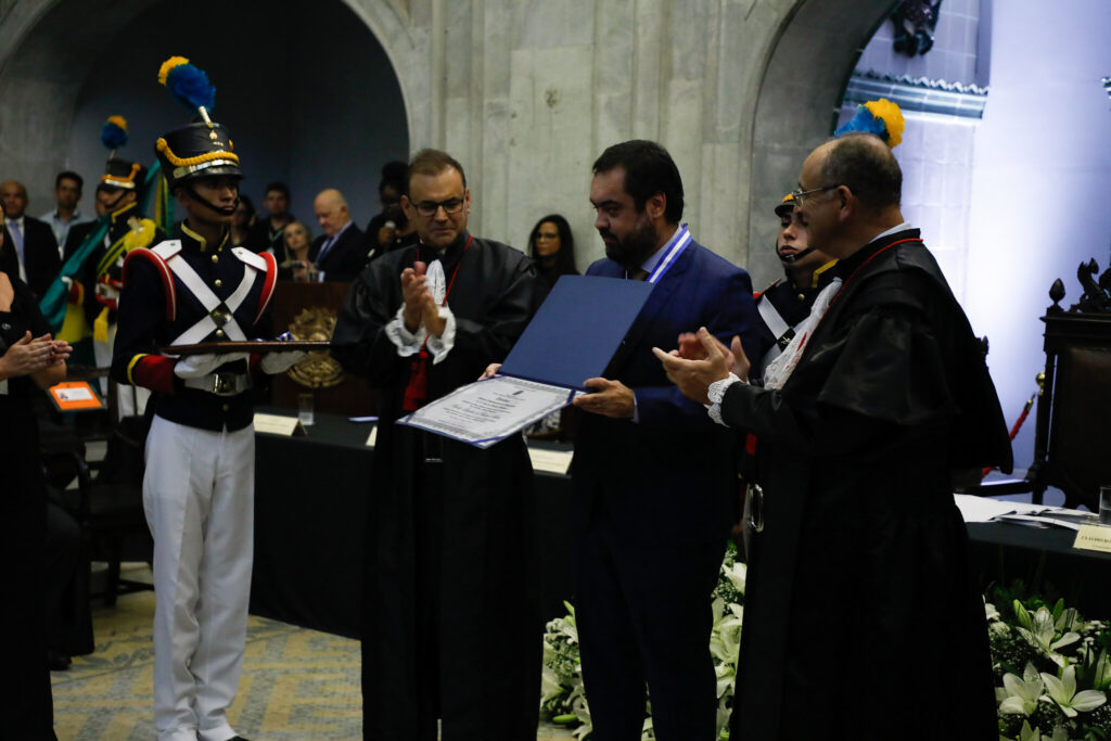 Cláudio Castro é homenageado com medalha pelos 90 anos da Justiça Eleitoral