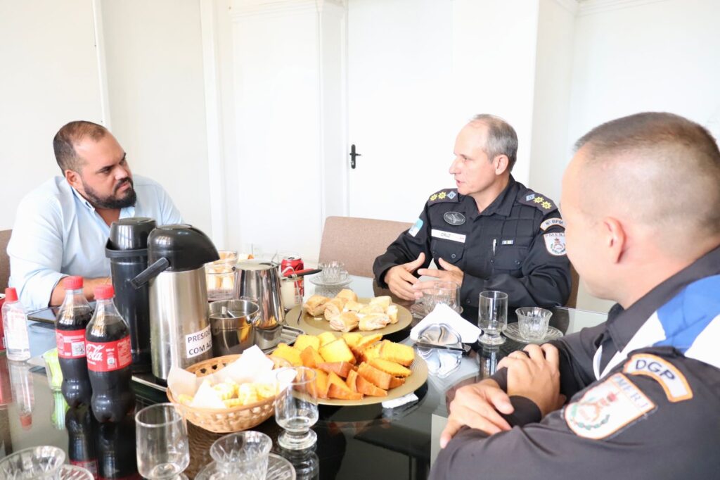 Marquinho Bacellar recebe tenente-coronel do 8⁰ BPM e coordenador do Segurança Presente para planejar aumento do efetivo policial em Campos
