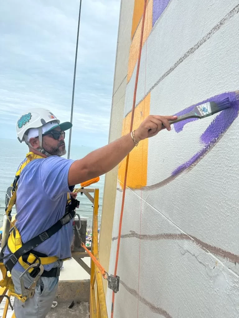 Artista de Macaé faz grafite em prédio de quase 112 metros de altura em Santa Catarina