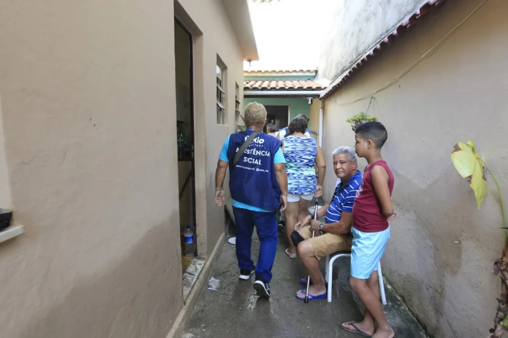 Um dia após rompimento de adutora, moradores de casas inundadas ainda calculam prejuízos