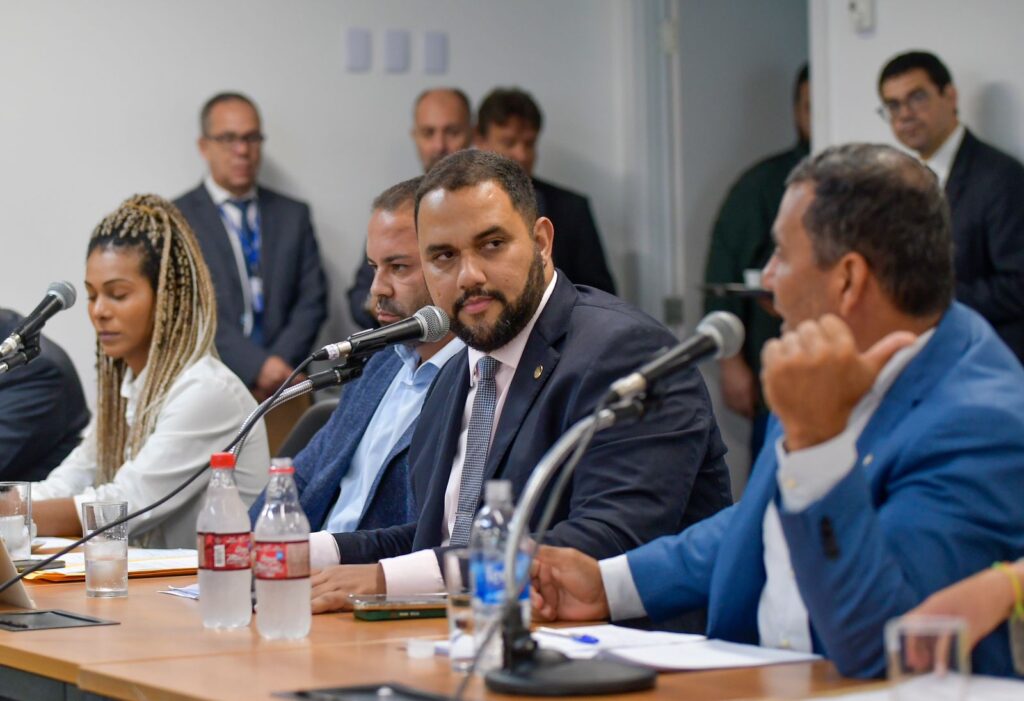 Deputado Thiago Rangel comanda audiência pública e destaca Alerj firme na cobrança por melhores serviços da Enel e da Light