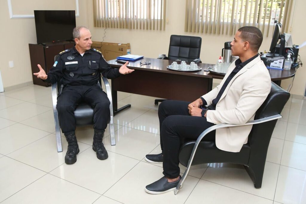 Segurança nas escolas é tema de encontro entre o Vereador Maicon Cruz e o comandante do 8º BPM em Campos
