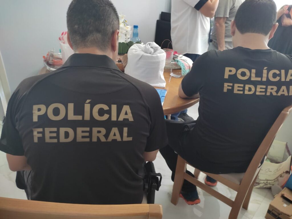 Agentes da PF realizam buscas na casa de um dos investigados - Foto: Divulgação PF