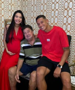 Foto: Arquivo Pessoal - Raí ao lado do avô César e da esposa