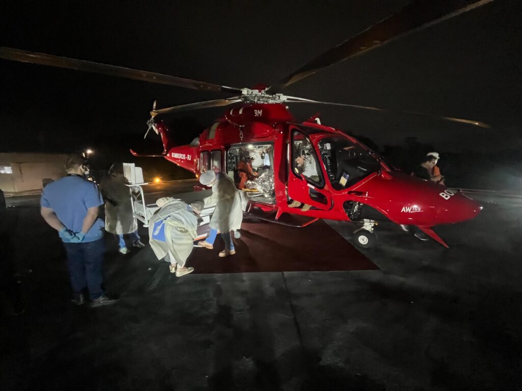 Vídeo: Vítima de explosão de lancha em Cabo Frio é transportada de helicóptero para o Espírito Santo