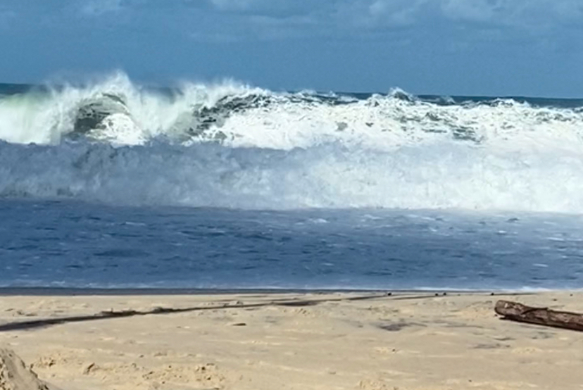 Ressaca atinge o Rio e fecha via no Leblon; alerta segue até quinta-feira