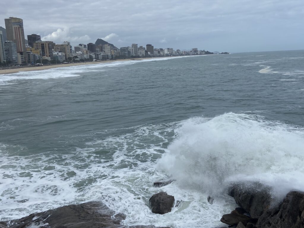 Ressaca no litoral do Rio: novo aviso da Marinha mantém alerta até sexta (01)