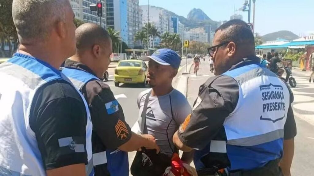 Ambulante é preso no Rio após vender camarão por R$ 400 a turista