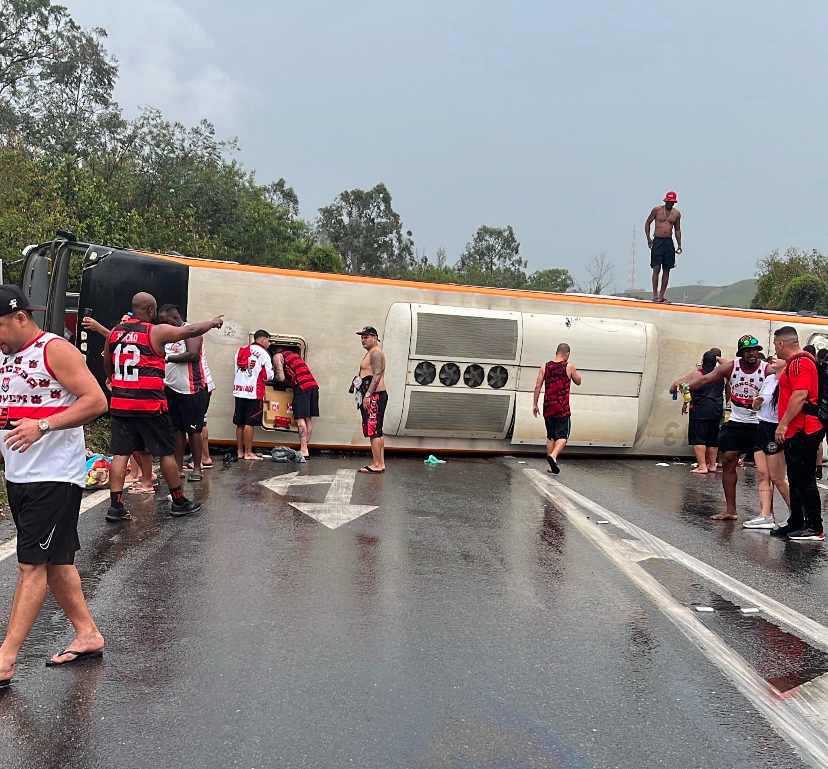 Urgente: Ônibus com torcedores do Flamengo capota no Rio de Janeiro